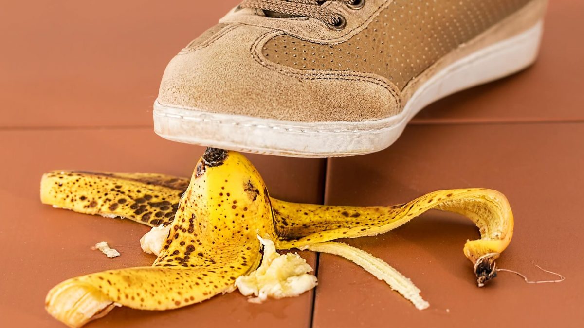 skorka z banana na ziemi na której ktoś się zaraz poślizgnie